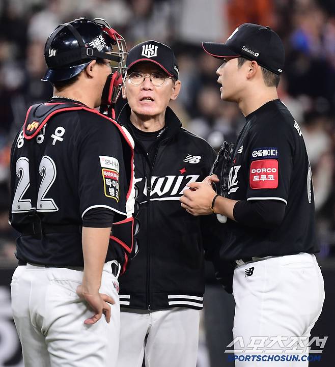 25일 대전 한화생명볼파크에서 열린 한화와 KT의 경기. 9회말 1사 1, 2루. 이강철 감독이 직접 마운드에 올라 박영현을 진정시키고 있다. 대전=송정헌 기자songs@sportschosun.com/2025.04.25/