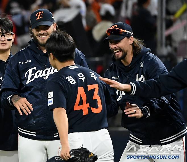 폰세와 와이스의 다정한 미소