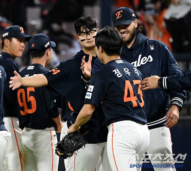 클로저 김서현도 정우주의 첫 승을 축하