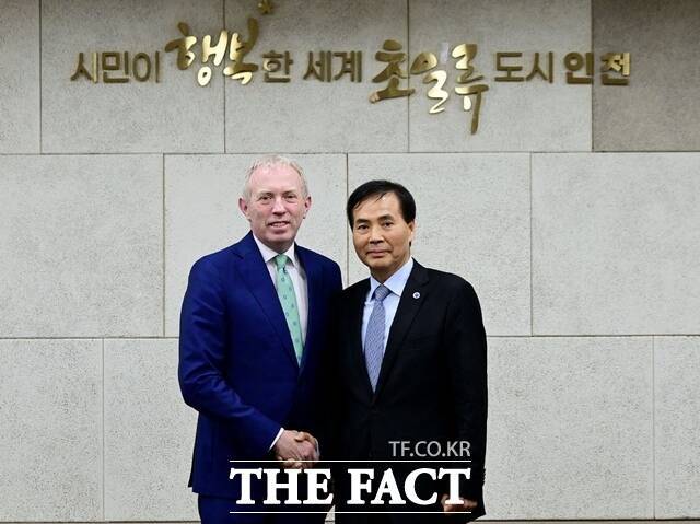 황효진 인천시 글로벌도시정무부시장(오른쪽)이 1일 시청 영상회의실에서 티미 둘리 아일랜드 농식품해양부 차관과 협력방안을 논의한 뒤 기념촬영을 하고 있다./인천시