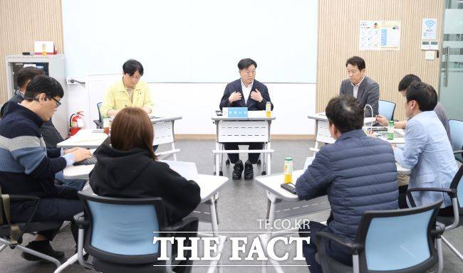 박승원 광명시장이 1일 오후 광명역터미널 1층 공익활동지원센터에서 신안산선 공사 현장 붕괴 사고로 대피한 주민, 건물주, 자영업자 대표와 간담회를 갖고 있다./광명시