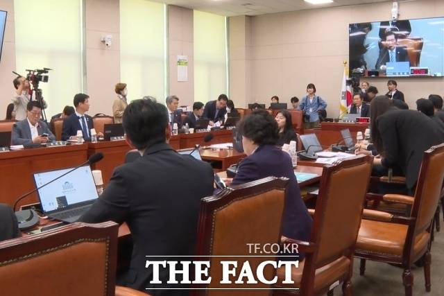 2일 서울 여의도 국회 법제사법위원회에서 긴급현안질의가 열린 가운데 주진우 국민의힘 의원과 정청래 법사위원장 사이 언쟁이 벌어지고 있다. /이상빈 기자