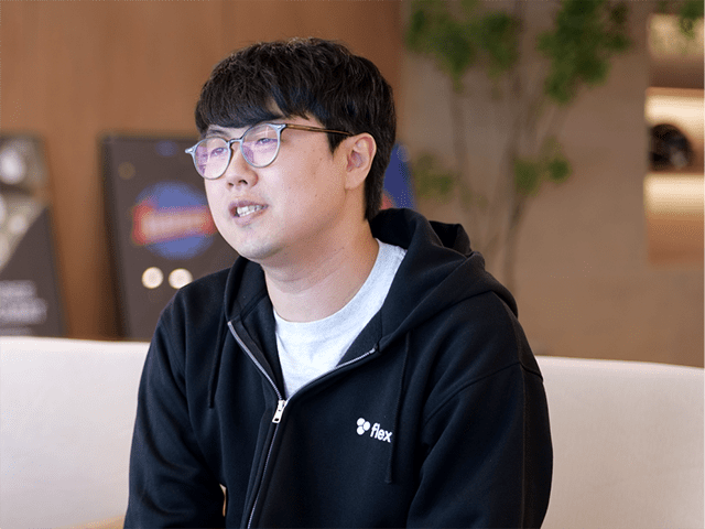 강선구 리드는 배달의민족과 다양한 스타트업에서 데이터 기반으로 고객 가치를 만들어 내는 일을 했다. 2021년 플렉스에 합류한 그는 ‘사람과 조직’을 더 잘 이해하고 돕는 데이터 기반 플랫폼을 만들고 있다. 플렉스팀이 데이터와 AI를 효과적으로 활용할 수 있는 플랫폼 환경을 구축하고, 이를 통해 얻은 인사이트를 고객의 필요에 맞게 가공해 실질적인 가치로 전환하는 역할을 맡고 있다.