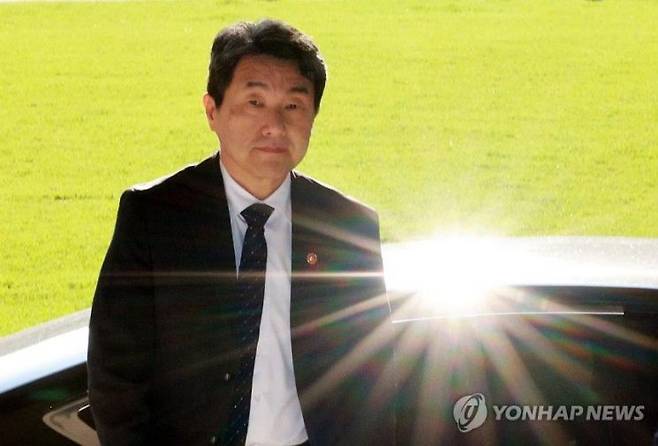 이주호 대통령 권한대행 부총리 겸 교육부 장관이 2일 정부서울청사로 출근하고 있다. 연합뉴스