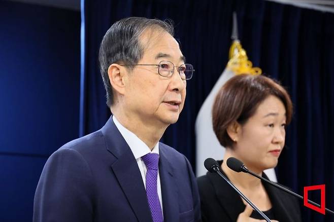 한덕수 대통령 권한대행 국무총리가 사퇴를 앞두고 1일 서울 종로 정부서울청사에서 대국민담화를 하고 있다. 총리실