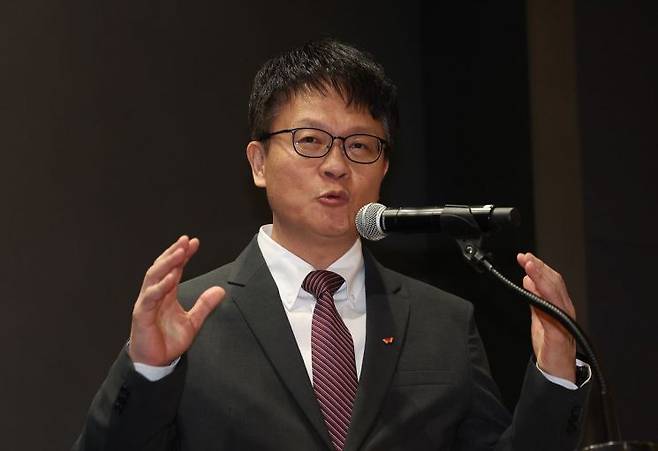 류정환 SK텔레콤 부사장이 2일 서울 중구 SKT타워에서 열린 유심 정보 유출 관련 브리핑에서 발언하고 있다. 연합뉴스