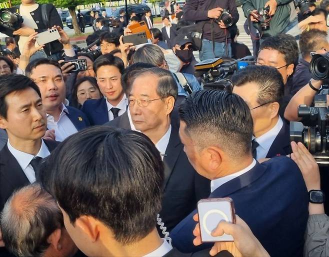 2일 오후 한덕수 전 국무총리가 광주 시민단체에 의해 광주 북구 국립 5·18 민주묘지 참배가 저지당하고 있다. 민찬기 기자