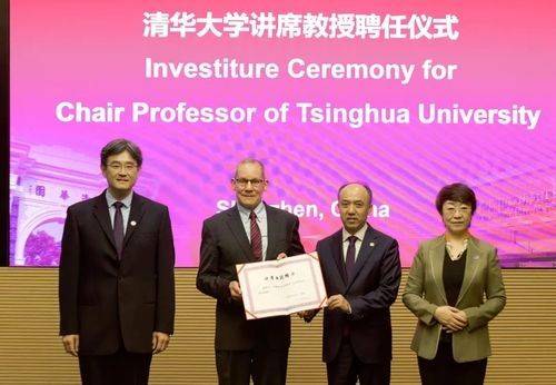 칭화대학 교수 임용되는 찰스 리버(왼쪽에서 두번째). 칭화대 선전국제대학원 공식 SNS