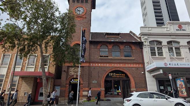 시드니의 제2의 차이나타운으로 불리는 뉴사우스웨일스주 버우드 지역에서는 만다린어와 광둥어가 일상 대화를 지배한다