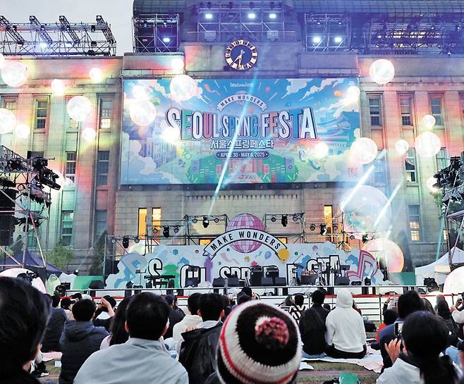 1일 서울 중구 서울광장에서 열린 '시그니처 쇼'의 모습. /뉴스1