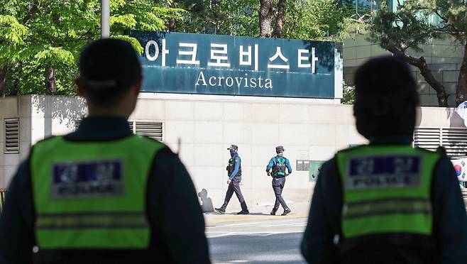 윤석열 전 대통령 부부와 무속인 '건진법사' 전성배씨 사이의 의혹과 관련해 검찰이 지난달 30일 서초동 사저와 코바나콘텐츠 사무실에 대한 압수 수색을 실시했다. /뉴스1