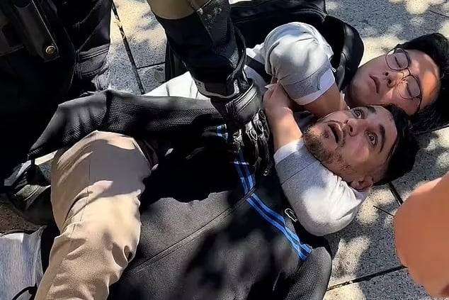 스페인 바르셀로나에서 한 중국인 관광객이 소매치기범을 제압하고 있다./엑스(X·옛 트위터)