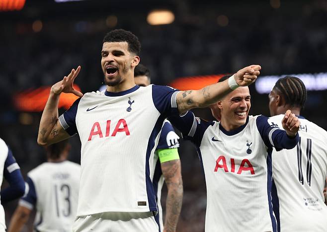 토트넘 도미닉 솔란케(왼쪽)가 2일 보되 글림트와 벌인 UEL 4강 1차전에서 팀의 세 번째 골을 넣은 후 세리머니를 하고 있다. /로이터 연합뉴스