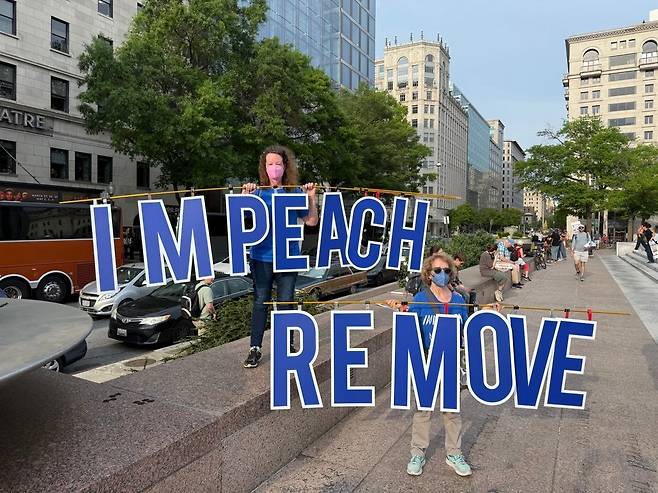 '탄핵'이라고 쓰인 홍보물을 들고 시위 현장에서 만난 도나 디킨슨(왼쪽)씨는 "트럼프는 탄핵돼야 한다"고 말했다. /박국희 특파원