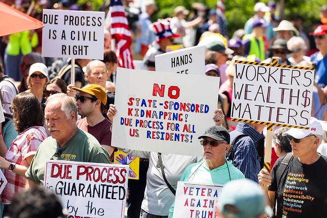 1일 미국 워싱턴 DC에서 열린 노동절 집회에서 시위 참가자들이 미국 노동자들을 위한 공정한 주거, 의료, 공정한 임금, 노조 보호를 요구하고 있다. /EPA 연합뉴스