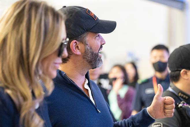 도널드 트럼프 미국 대통령의 장남 트럼프 주니어가 30일 오후 인천국제공항 제1터미널을 통해 출국하고 있다./뉴시스