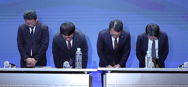 유영상(왼쪽 세번째) SK텔레콤 사장 및 임원들이 2일 오전 서울 중구 SK텔레콤 T타워에서 유심 해킹 사이버 침해 관련 언론설명회를 마친 뒤 고개숙여 사과하고 있다./뉴시스