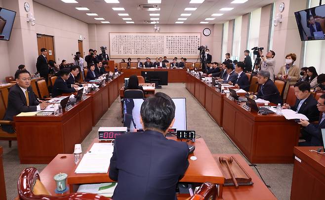 정청래 국회 법사위원장이 2일 오전 서울 여의도 국회에서 열린 법제사법위원회 전체회의에서 회의를 주재하고 있다./뉴시스