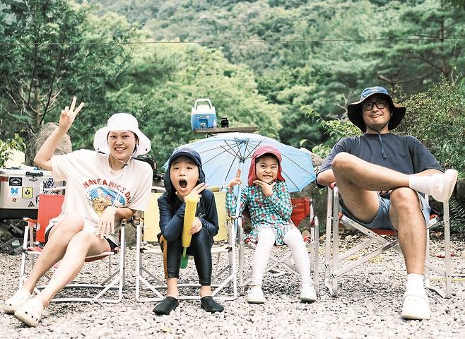 지난해 8월 조용하(45·맨 오른쪽)·전도움(35·맨 왼쪽)씨 부부가 아들 은우(9)군·딸 세영(6)양과 함께 전북 완주군 운주계곡 캠핑장에서 물놀이를 한 뒤 나란히 앉아 사진을 찍었다. /조용하씨 제공