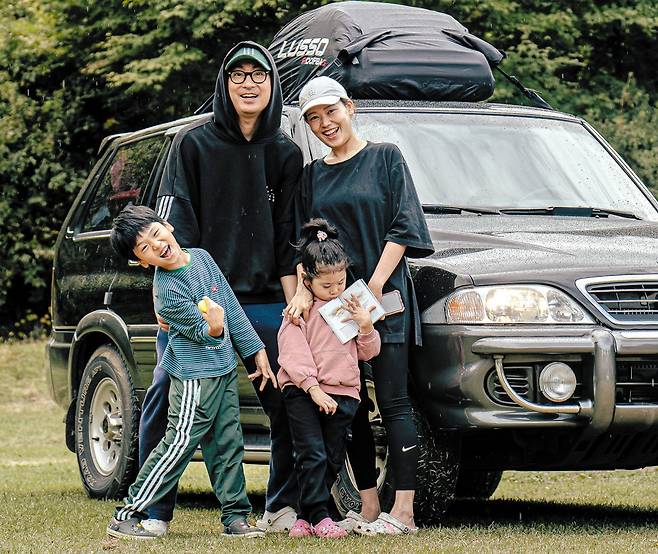 2023년 가을 경기도 여주 해여림빌리지 캠핑장에서 '올드카' 무쏘와 함께 찍은 사진. /조용하씨 제공