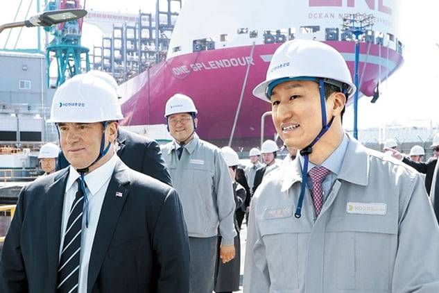 트럼프 정부 '해군력 재건' 사업의 중심인 존 필랜 미 해군부 장관이 지난 30일 울산 HD현대중공업, 거제 한화오션 조선소를 찾았다. 왼쪽 사진은 정기선(오른쪽) HD현대 수석부회장이 우리나라가 독자 설계, 건조한 이지스함 '정조대왕함'을 안내하는 모습. 김동관 한화그룹 부회장도 직접 거제 조선소에서 필랜 장관에게 현재 수리 중인 미 함정과 개발 중인 차세대 잠수함을 소개했다. /HD현대·한화오션