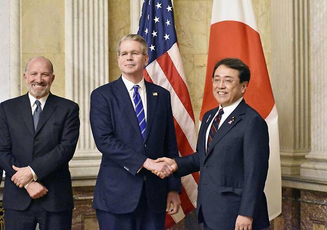 스콧 베선트 미국 재무부 장관(가운데)과 아카자와 료세이 일본 경제재생상(오른쪽)이 1일(현지시간) 미국 워싱턴DC에서 2차 관세 협상을 위해 만나 악수하고 있다./교도 연합뉴스