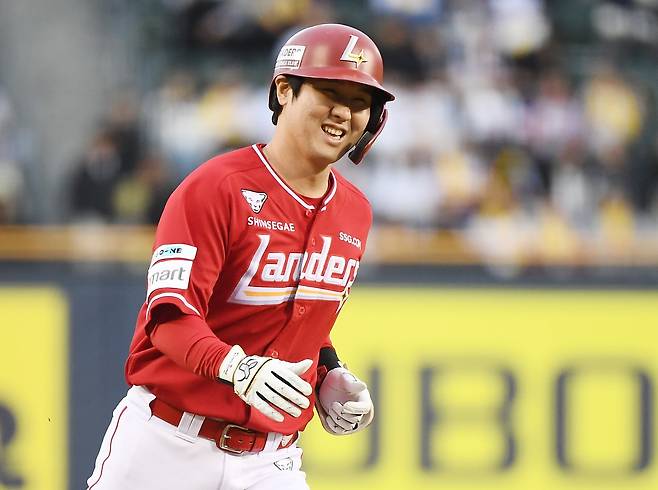 2일 서울 잠실구장에서 열린 SSG-LG전. 1회초 1사 1루 최정이 투런포를 친 후 환호하고 있다. /정재근 스포츠조선 기자