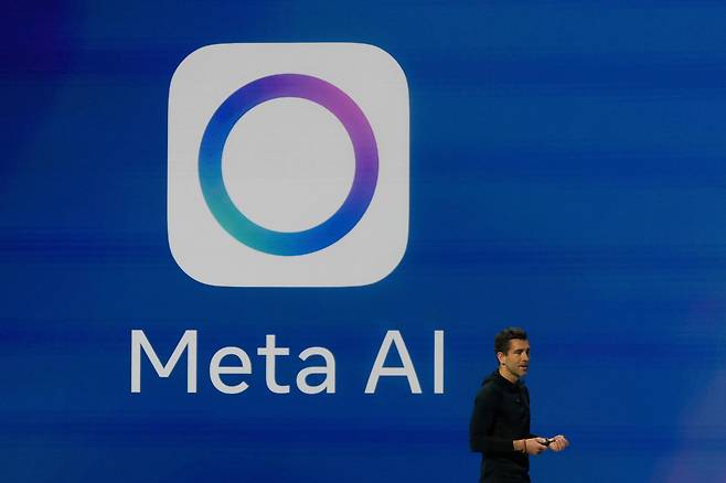 메타 최고제품책임자 크리스 콕스가 29일(현지시간) 미국 캘리포니아주 멘로파크에서 열린 인공지능 개발자 콘퍼런스 '라마콘 2025'에서 연설하고 있다./AP 연합뉴스