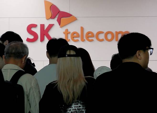 해킹 공격으로 가입자 유심 정보가 탈취된 SK텔레콤이 가입자 유심 무상 교체를 시작한 28일 오전 인천공항 제2터미널 SKT매장 앞에 고객들이 줄지어 대기하고 있다. /뉴스1
