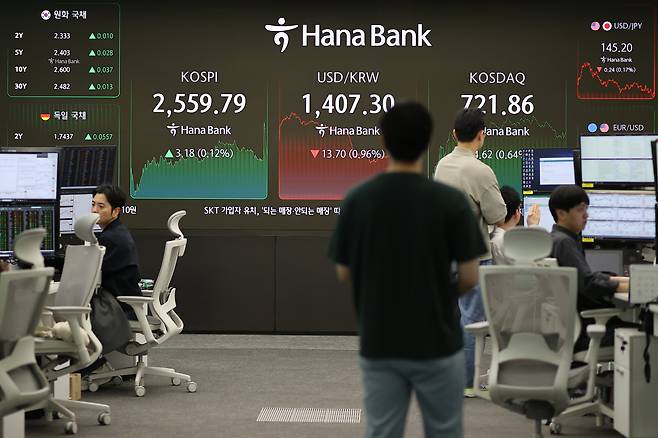 2일 장을 마친 서울 하나은행 본점 딜링룸에서 직원들이 업무를 보고 있다. /연합뉴스
