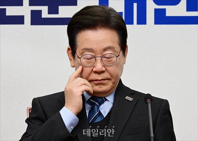 이재명 더불어민주당 대표가 국회에서 열린 최고위원회의에서 생각에 잠겨 있다. ⓒ데일리안 홍금표 기자