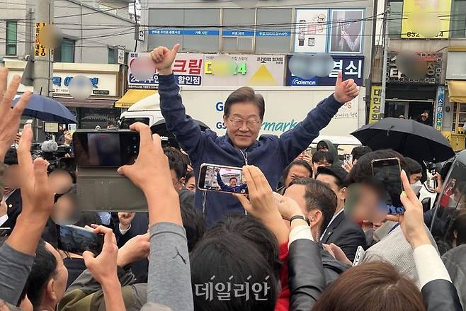 이재명 더불어민주당 대선 후보가 '경청 버스'를 타고 취약지역 민심 다지기에 나섰다. 민주당 선거대책위원회에 중도·보수 인물을 대거 기용했던 만큼, 직접 현장을 찾아 표심을 겨냥하겠다는 의도로 풀이된다. 사진은 1일 오후 연천군을 찾은 이재명 더불어민주당 대선 후보. ⓒ데일리안 김수현 기자