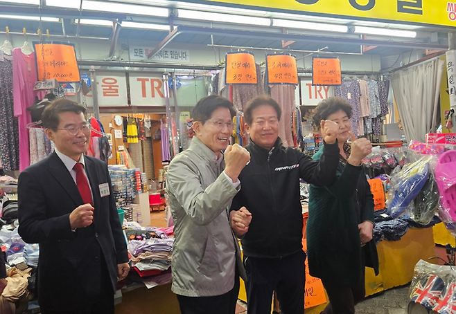 김문수 국민의힘 대선 경선 후보가 1일 대전 동구 중앙시장에서 상인들과 기념사진을 찍고 있다. ⓒ데일리안 민단비 기자