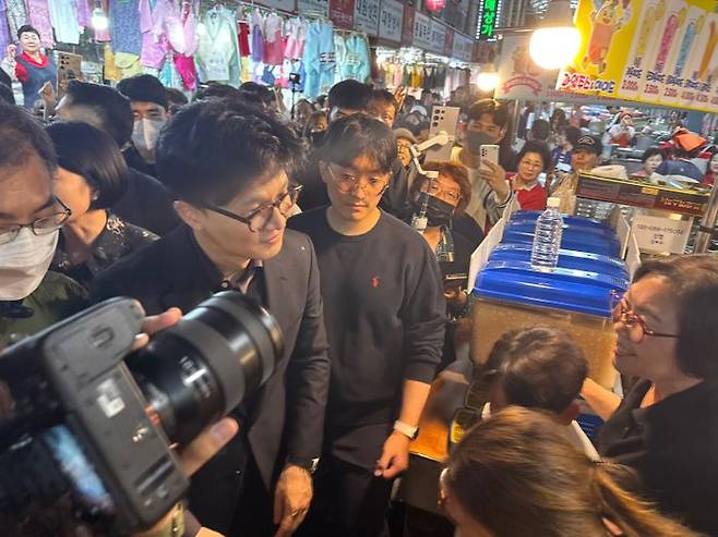 한동훈 국민의힘 대선 경선 후보가 2일 대구 서문시장에 방문해 상인들과 대화를 나누고 있다. ⓒ데일리안 오수진 기자