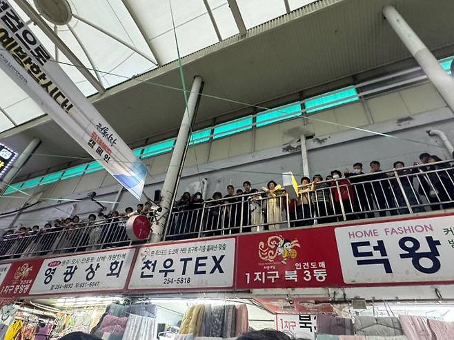 한동훈 국민의힘 대선 경선 후보가 2일 대구 서문시장에 방문하자 지지자들이 응원을 보내고 있다. ⓒ데일리안 오수진 기자