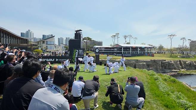 LIV 골프는 공연장을 방불케 할 정도로 흥겨운 분위기 속에서 경기를 치른다. ⓒ 데일리안 김윤일