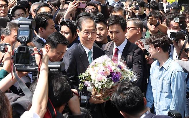 한덕수 전 국무총리가 2일 오전 서울 여의도 국회 소통관에서 대선 출마 선언 기자회견을 마치고 차량으로 향하고 있다. ⓒ뉴시스