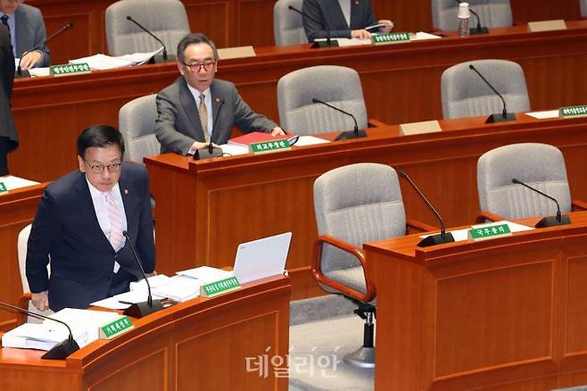 지난 4월 29일 오전 서울 여의도 국회에서 열린 예산결산특별위원회 전체회의에 출석해 자리하고 있다. 오른쪽은 불출석한 한덕수 대통령 권한대행 국무총리 자리. ⓒ뉴시스