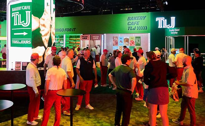 갤러리 플라자에 조성한 하우스 오브 CJ 현장에서 방문객들이 비비고 등 K푸드를 즐기고 있다. CJ 제공