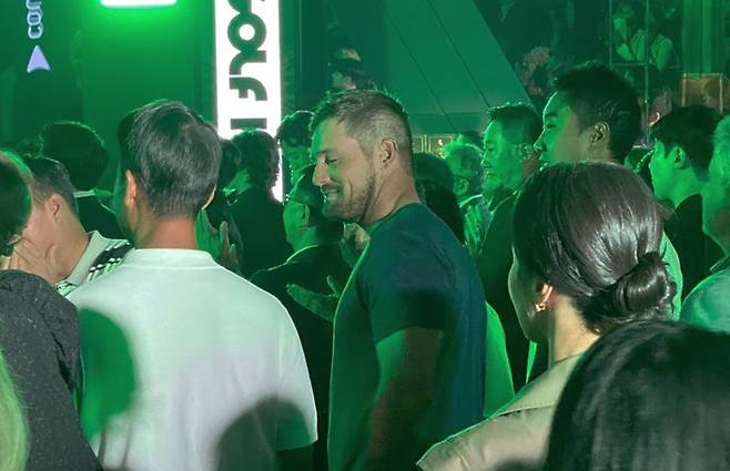 LIV골프 스타 브라이슨 디섐보(가운데 검은색 상의)가 지난달 30일 인천의 한 호텔에서 열린 LIV골프 코리아 ‘오프닝 드라이브 파티’에 참석한 모습. 디섐보는 2∼4일 인천 잭니클라우스 골프클럽에서 열리는 LIV골프 코리아 대회에서 통산 세 번째 우승에 도전한다. LIV골프 제공