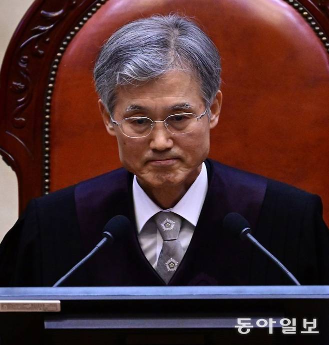 1일 오후 서울 서초구 대법원 대법정에서 조희대 대법원장이 이재명 더불어민주당 대선 후보의 공직선거법 위반 사건 상고심 선고를 앞두고 입을 굳게 다물고 있는 모습. 이날 대법원은 이 후보에게 무죄를 선고한 2심 판결을 뒤집고 사건을 유죄 취지로 파기 환송했다. 이 후보는 서울고등법원에서 다시 재판을 받아야 한다. 박형기 기자 oneshot@donga.com