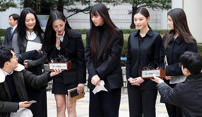그룹 뉴진스(NJZ 하니, 민지, 혜인, 해린, 다니엘)가 7일 오후 서울 서초구 서울중앙지방법원에서 열린 ‘어도어, 뉴진스 상대 기획사 지위보전 및 광고계약 체결 등 금지 가처분’ 심문기일을 마친 후 취재진의 질문에 답변하고 있다. 2025.03.07. 사진=뉴시스
