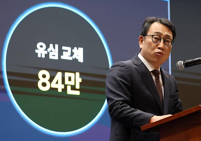 (서울=뉴스1) 오대일 기자 = 유영상 SK텔레콤 대표이사가 2일 오전 서울 중구 SK텔레콤 T타워에서 열린 사이버 침해 관련 일일 브리핑에서 유심(USIM) 정보 해킹 사고 대책을 설명하고 있다. 2025.5.2/뉴스1