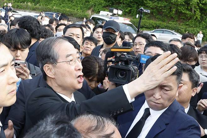 한덕수 전 국무총리가 2일 국립5.18민주묘역을 참배하려다 시민단체 반발로 입장이 막히자 “나도 호남사람입니다”라고 외치고 있다. 2025.5.2 광주=뉴스1