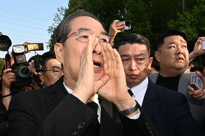 한덕수 전 국무총리가 2일 오후 광주 북구 운정동 국립5·18민주묘지에서 오월 영령을 향한 참배에 나서던 중 참배를 반대하는 광주시민들에 가로막혀 돌아선 뒤 시민들을 향해 읍소하고 있다. 2025.05.02. 뉴시스