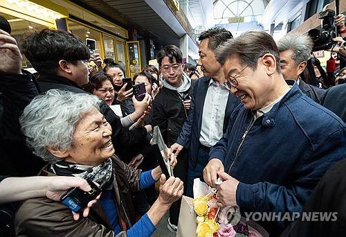 이재명 더불어민주당 대선 후보가 '골목골목 경청투어' 접경지역 방문 이틀째인 2일 강원 철원군 동송전통시장에서 시민과 대화하고 있다.   [공동취재]