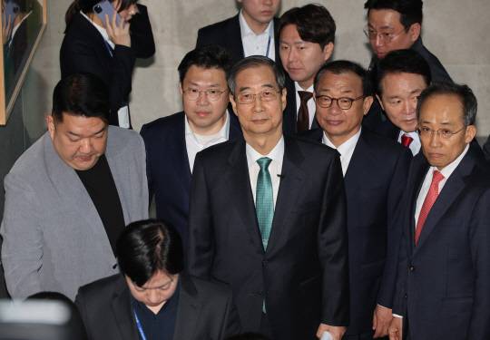 한덕수 전 국무총리가 2일 국회 소통관에서 대통령 선거 출마를 선언하기 위해 국민의힘 친윤(親윤석열)계 추경호(오른쪽 첫번째)·성일종(오른쪽 두번째) 의원, 호남 출신 이정현(오른쪽 세번째) 전 의원 등과 기자회견장으로 향하고 있다. 출마 회견장엔 친윤계 박성민·구자근·송언석·이종욱·김미애·이인선 등도 함께했다.<연합뉴스 사진>