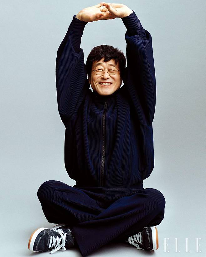 재킷과 팬츠는 모두 Issey Miyake by Mue. 슈즈는 Converse.