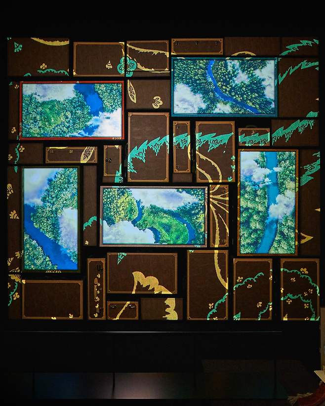 오랜 세월의 여정을 통해 수집한 에트로의 기억들.