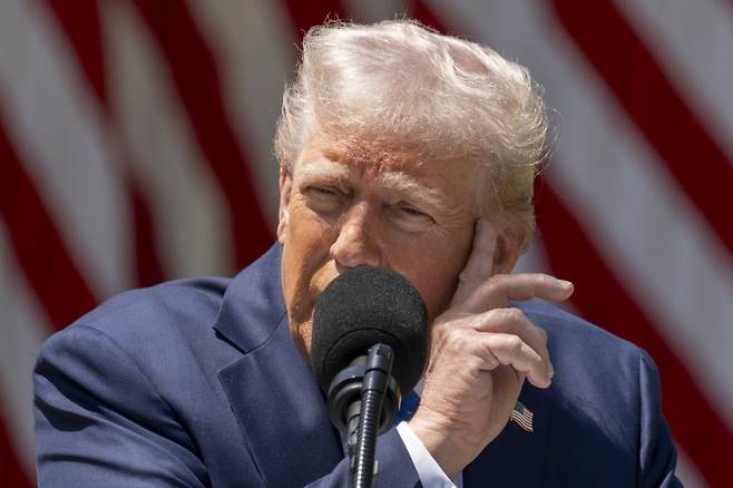 도널드 트럼프 미국 대통령이 1일(현지시간) 이란 석유나 석유화학 제품을 구매하면 미국과 사업, 금융이 모두 끊기는 2차 제재에 직면할 것이라고 경고했다. 트럼프가 이란 석유를 추가로 제재하면서 국제유가는 나흘 만에 큰 폭으로 올랐다. AP 뉴시스